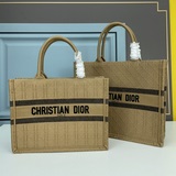 【Di0r Book Tote】多數人消費奢侈品牌首先想到的是買實用型的經典款