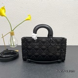 Lady獨家定制 Dior 七格磨砂新品立體淩格紋牛皮革翻蓋式手袋，搭配鍊條。U