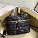 DiorTravel 手袋彰顯本季風采。采用柔軟的紅色羊皮革精心制作，搭配藤格紋