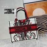 TOTE 手袋這款 Book Tote 手袋由瑪麗亞·嘉茜娅·蔻麗 (Maria