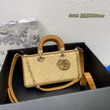 配盒子，春夏新款LADY D-JOY系列 女士酒椰草藤格紋淡棕色皮革滾邊單肩斜