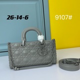 Lady獨家定制 Dior 七格磨砂新品立體淩格紋牛皮革翻蓋式手袋，搭配鍊條。U
