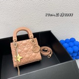 配盒子。三格，Lady定制 Dior 磨砂新品立體淩格紋牛皮革翻蓋式手袋，搭配