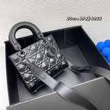 配盒子 四格，Lady定制 Dior 磨砂新品立體淩格紋牛皮革翻蓋式手袋，搭配