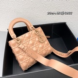 配盒子 四格，Lady定制 Dior 磨砂新品立體淩格紋牛皮革翻蓋式手袋，搭配
