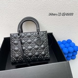 配盒子。五格，Lady定制 Dior 磨砂新品立體淩格紋牛皮革翻蓋式手袋，搭配