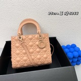 配盒子。五格，Lady定制 Dior 磨砂新品立體淩格紋牛皮革翻蓋式手袋，搭配