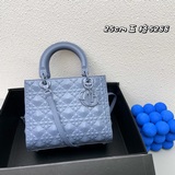 配盒子。五格，Lady定制 Dior 磨砂新品立體淩格紋牛皮革翻蓋式手袋，搭配