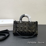 配盒子 陵格牛皮 新款 lady d-joy 手袋诠釋了 dior 對典雅和美