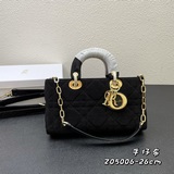 配盒子 牛仔布 新款 lady d-joy 手袋诠釋了 dior 對典雅和美麗