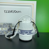 Dior牛皮水桶包，由瑪麗亞·嘉茜娅·蔻麗（Maria Grazia Chiu