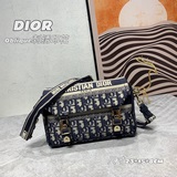新款郵差包，在經典信使包的基礎上精心設計，融入 Dior 的标志性元素，打造休閑
