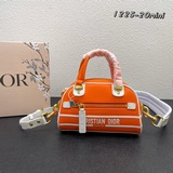 DIOR  本季新出款将經典運動風格與 Dior 高訂風範融為一體。這款手袋采用