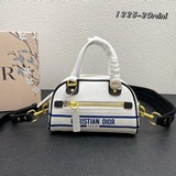 DIOR  本季新出款将經典運動風格與 Dior 高訂風範融為一體。這款手袋采用