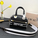 本季新出款将經典運動風格與 Dior 高訂風範融為一體。這款手袋采用光滑牛皮革精