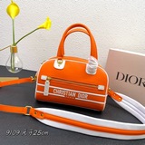 本季新出款将經典運動風格與 Dior 高訂風範融為一體。這款手袋采用光滑牛皮革精