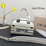 本季新出款将經典運動風格與 Dior 高訂風範融為一體。這款手袋采用光滑牛皮革精