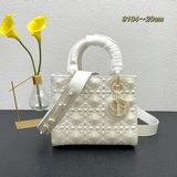 Lady獨家定制 Dior 五格磨砂新品立體淩格紋牛皮革翻蓋式手袋，搭配鍊條。