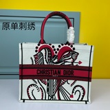 【Di0r Book Tote】多數人消費奢侈品牌首先想到的是買實用型的經典款