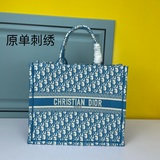 【Di0r Book Tote】多數人消費奢侈品牌首先想到的是買實用型的經典款