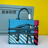 【Di0r Book Tote】多數人消費奢侈品牌首先想到的是買實用型的經典款
