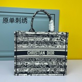 【Di0r Book Tote】多數人消費奢侈品牌首先想到的是買實用型的經典款