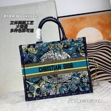 TOTE 手袋這款 Book Tote 手袋由瑪麗亞·嘉茜娅·蔻麗 (Maria