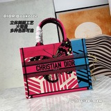 TOTE 手袋這款 Book Tote 手袋由瑪麗亞·嘉茜娅·蔻麗 (Maria