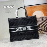 Dior 最新款Book Tote小牛皮手提包印花購物袋 綴以超現實主義印花圖案