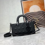 磨砂新款Lady獨家定制 Dior 磨砂新品立體淩格紋牛皮革翻蓋式手袋，搭配鍊條