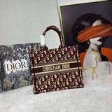 小號藍D刺繡26.5cmBOOK TOTE 手袋這款 Book Tote 手袋由