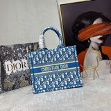 小號藍D刺繡26.5cmBOOK TOTE 手袋這款 Book Tote 手袋由