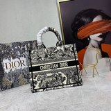 小號藍D刺繡26.5cmBOOK TOTE 手袋這款 Book Tote 手袋由
