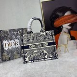小號藍D刺繡26.5cmBOOK TOTE 手袋這款 Book Tote 手袋由