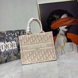 小號藍D刺繡26.5cmBOOK TOTE 手袋這款 Book Tote 手袋由