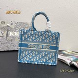 小號藍D刺繡26.5cmBOOK TOTE 手袋這款 Book Tote 手袋由