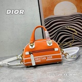 DIOR  本季新出款将經典運動風格與 Dior 高訂風範融為一體。這款手袋采用