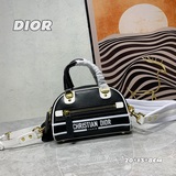 DIOR  本季新出款将經典運動風格與 Dior 高訂風範融為一體。這款手袋采用