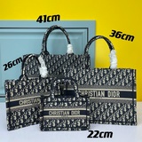 TOTE 手袋這款 Book Tote 手袋由瑪麗亞·嘉茜娅·蔻麗 (Maria