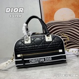 本季新出款将經典運動風格與 Dior 高訂風範融為一體。這款手袋采用光滑牛皮革精