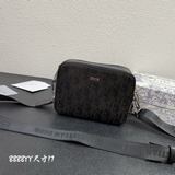 镂空皮這款手拿信使包優雅實用，可收納各種日常用品。采用别緻的黑色 Obliq