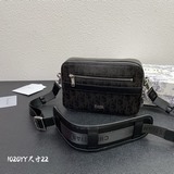 镂空皮這款黑色 Safari 信使包是日常的理想良伴。設計精巧，可收納鑰匙、手機