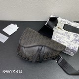 镂空皮這款馬鞍包采用别緻的黑色 Oblique Galaxy 印花皮革制作，镂空