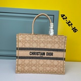 【Di0r Book Tote】多數人消費奢侈品牌首先想到的是買實用型的經典款