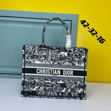 【Di0r Book Tote】多數人消費奢侈品牌首先想到的是買實用型的經典款