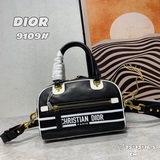 本季新出款将經典運動風格與 Dior 高訂風範融為一體。這款手袋采用光滑牛皮革精