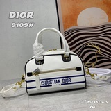 本季新出款将經典運動風格與 Dior 高訂風範融為一體。這款手袋采用光滑牛皮革精