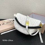 最新Vibe運動包系列，又一時尚力作，高級簡約的黑白拼色，柔軟的小羊皮，底部标志
