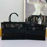 （镂空）這款 Book Tote 手袋靈感來自創意總監瑪麗亞·嘉茜娅·蔻麗 (M