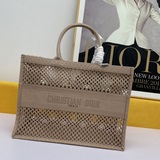 大號 小號（镂空）這款 Book Tote 手袋靈感來自創意總監瑪麗亞·嘉茜娅·